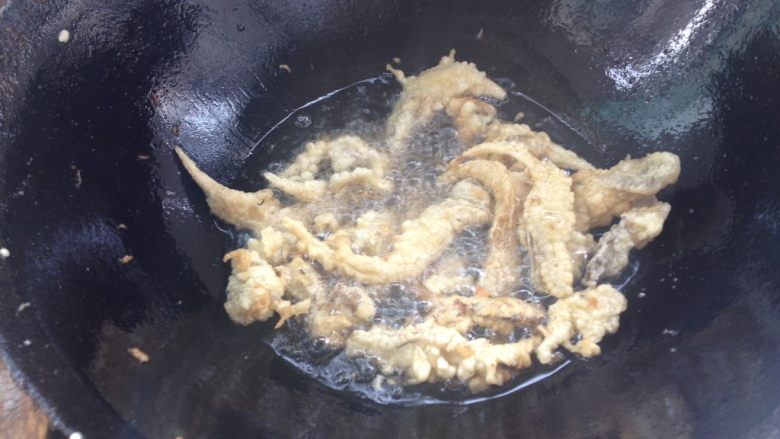 椒盐蘑菇,升高油温，复炸至金黄色捞出控油