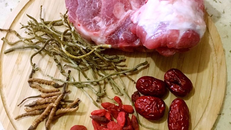 虫草石斛炖肉,先把材料洗干净