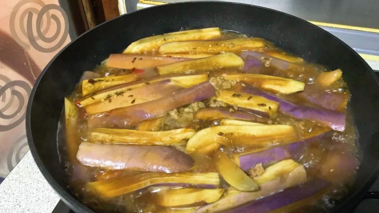 肉末趴茄条儿,接着炖一会,茄子变软。