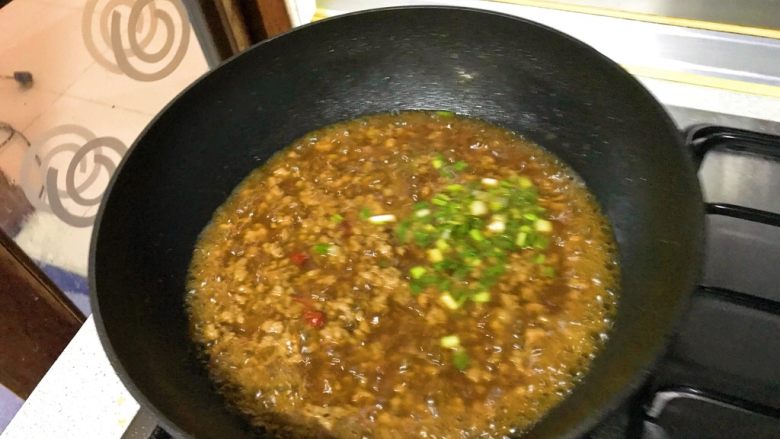 肉末趴茄条儿,捞出茄子,肉末锅底勾芡。