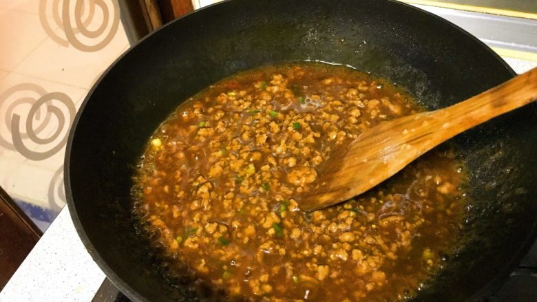 肉末趴茄条儿,滑匀,汤汁变粘稠。