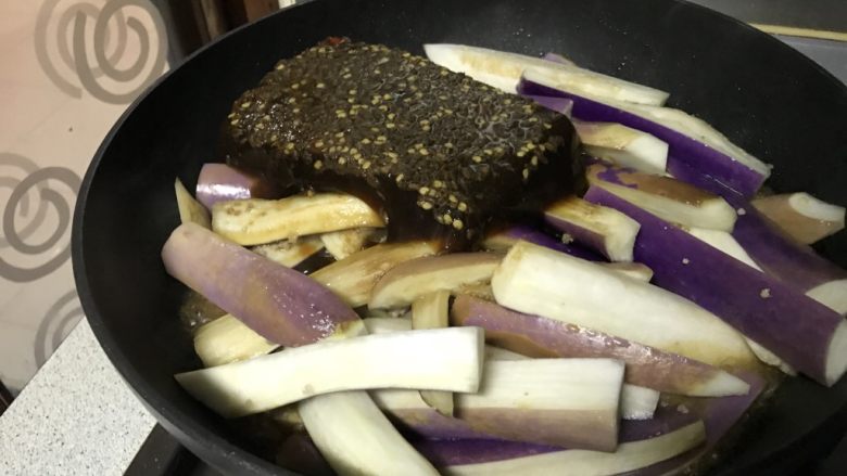 肉末趴茄条儿,倒入卤肉汤，卤肉汤里风味浓郁，（或者自己调酱汁，油4大匙，姜蓉2茶匙，<a style='color:red;display:inline-block;' href='/shicai/ 6559'>蒜蓉</a>1大匙，葱花1大匙，辣豆瓣酱1大匙，生抽酱油1大匙，老抽1茶匙，香醋2茶匙，糖1茶匙，盐1/3茶匙。）