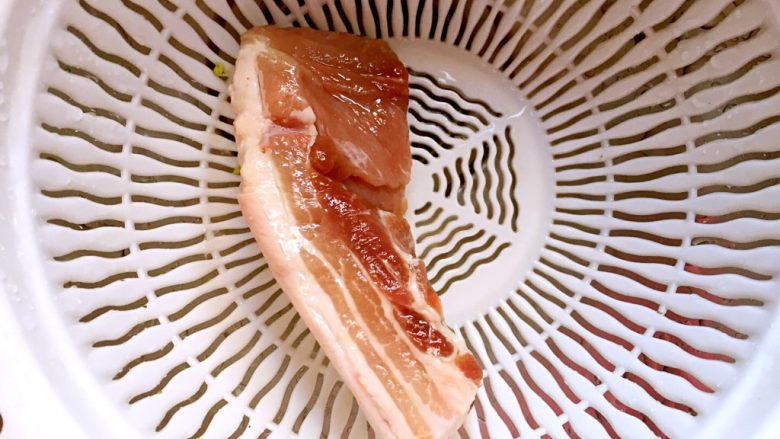 红烧肉,<a style='color:red;display:inline-block;' href='/shicai/ 428'>五花肉</a>洗净