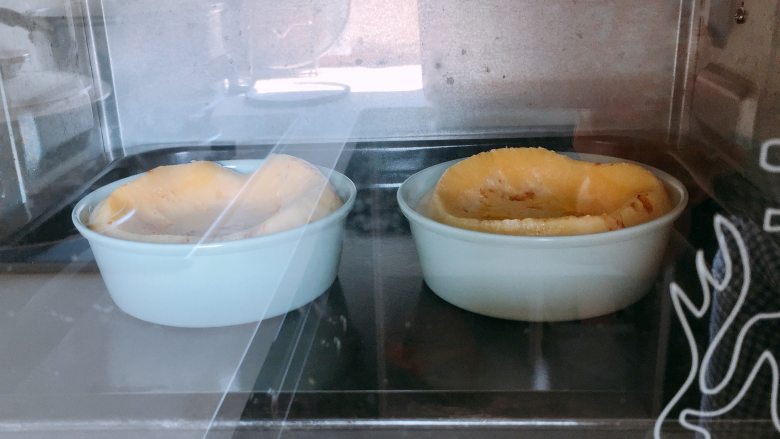 荷兰松饼 dutch baby pancake,烤至8分钟的状态,面糊凝结,且慢慢膨胀
