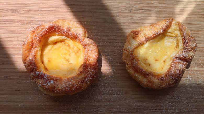 荷兰松饼 dutch baby pancake,待自然塌陷后脱模,撒上少许糖粉,根据盘子形状切开或直接装盘