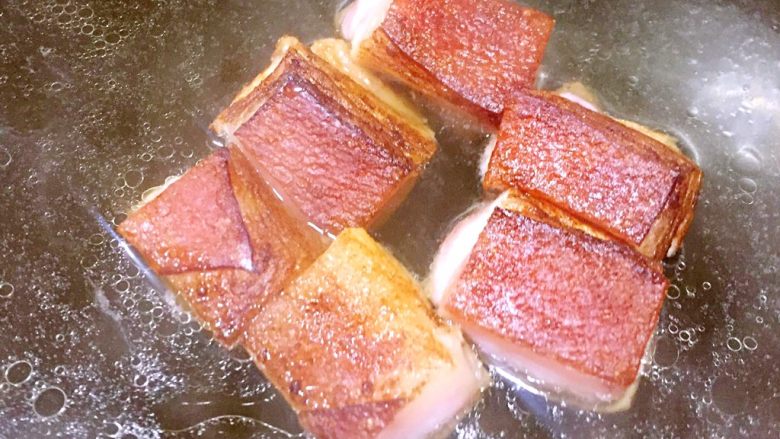 红烧肉,捞出葱结，放入切好块的五花肉，小火焖40分钟