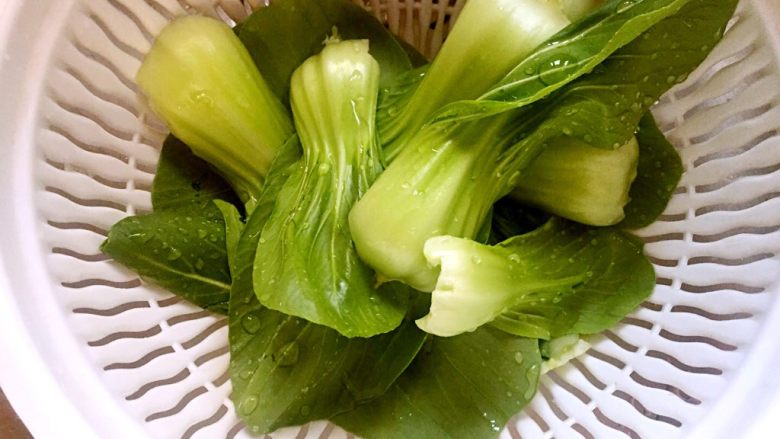 红烧肉,焖五花肉的同时，将<a style='color:red;display:inline-block;' href='/shicai/ 3517'>青菜</a>洗干净