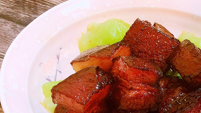 红烧肉,出锅装盘，青菜垫在下面，来张红烧肉细节图