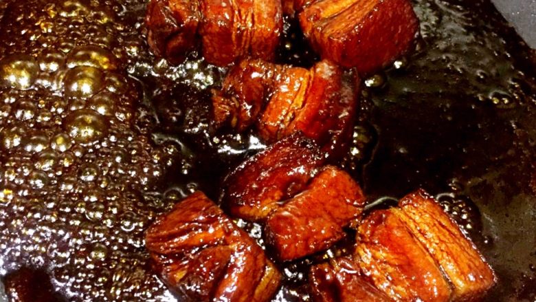 红烧肉,锅中放入老抽，转大火，进行大火收汁