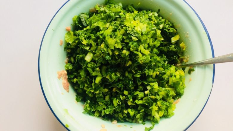 翡翠碧玉饺子,肉馅中加入小白菜末,再加入<a style='color:red;display:inline-block;' href='/shicai/ 847'>香油</a>和盐一起搅拌均匀。