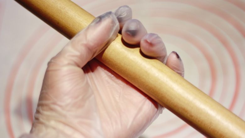 芒果冰淇淋摩提,准备好揉面垫和擀面杖,怕糯米面团太粘的可以带上清洁手套。若水份刚好不过多的情况下,面团是不会过于粘手的。