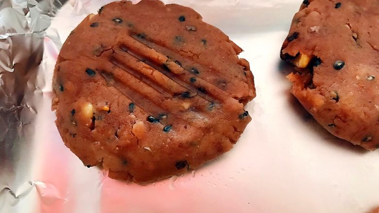 酥到掉渣~黑芝麻核桃可可酥酥酥,形成花纹
