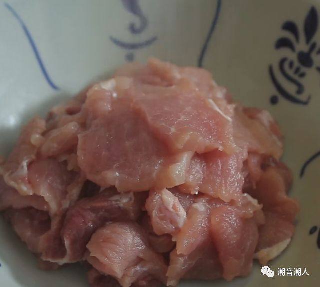 枸杞叶瘦肉汤,❥ 将<a style='color:red;display:inline-block;' href='/shicai/ 429'>瘦肉</a>洗干净,切成片,放置盘中,待用