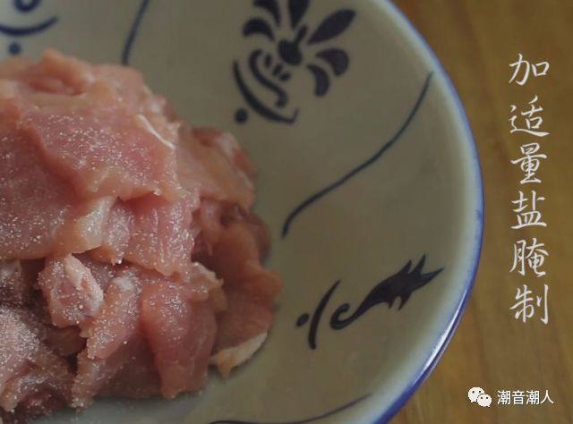 枸杞叶瘦肉汤,❥ 接着腌制切好的猪肉片,放入适量的盐,搅拌均匀,放置一旁,待用