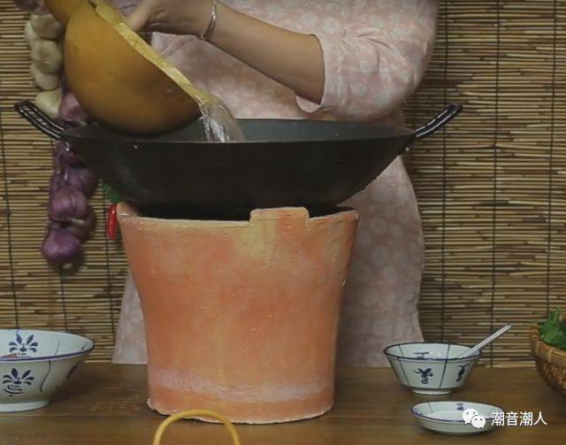 枸杞叶瘦肉汤,❥ 热锅,倒入适量的水,盖上锅盖