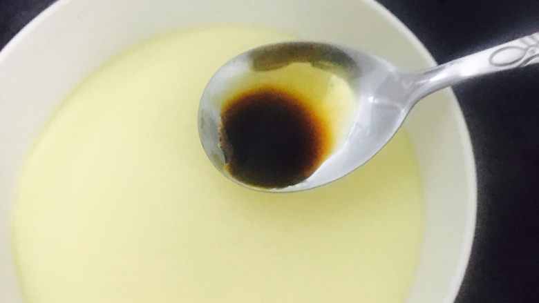 完美无暇的水蒸蛋~,可以加上味极鲜酱油~因为怕直接倒上去会有坑就用勺子啦~
