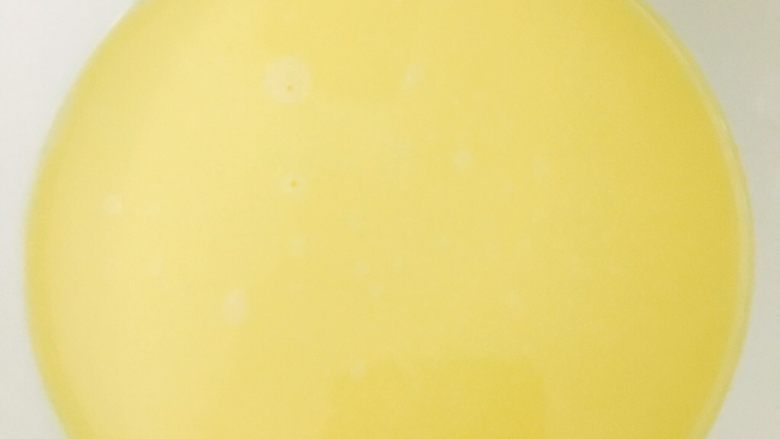 完美无暇的水蒸蛋~,还有的气泡,就用叉子啊牙签啊之类尖尖的戳破~然后静置5分钟左右~