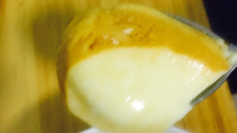 完美无暇的水蒸蛋~,挖一口次~哈哈哈哈哈我好想拌米饭吃!我都好几天没吃着了。。。