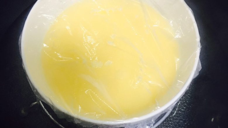 完美无暇的水蒸蛋~,水烧开之后,蛋液包上保鲜膜,保鲜膜上戳几个洞洞~
