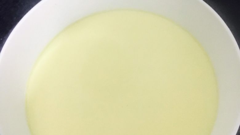 完美无暇的水蒸蛋~,中火,上锅蒸8分钟左右~然后关火~不要着急拿出来~喜欢吃葱的这会儿也可以放小葱碎进去~过几分钟拿出来就是这样的啦~木有马蜂窝~