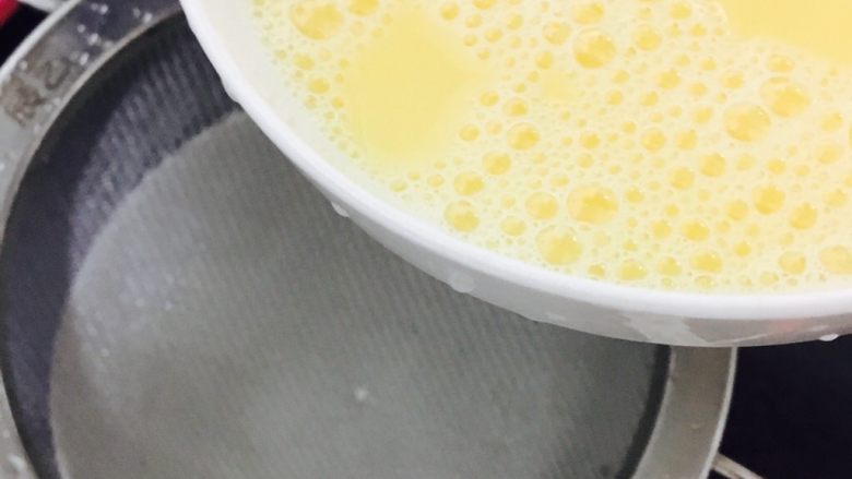 完美无暇的水蒸蛋~,然后过筛~平时用的那种筛网就行~
这步不能省略哦~不然就没有那种从上到下从左到右都嫩嫩的一模一样的的口感啦~