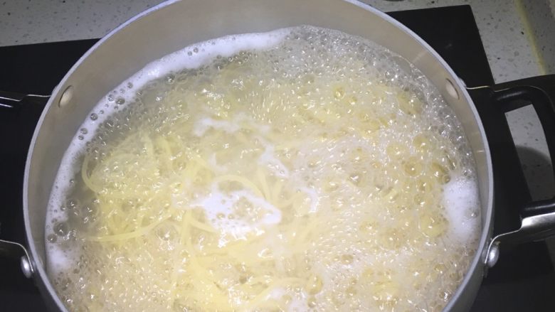 意大利面🍝,意大利面煮好后,过凉水,沥干水分。加入适量橄榄油或者核桃油或者香油,我用的是香油,再加入少量黑胡椒粉,拌匀备用。