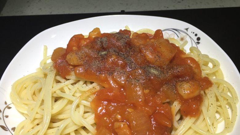 意大利面🍝,装盘，再加少许黑胡椒粉，不喜欢也可以不加，拌匀直接食用。