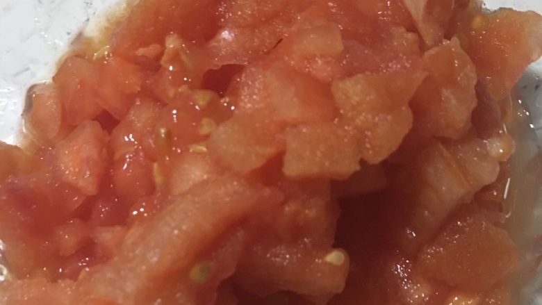 意大利面🍝,<a style='color:red;display:inline-block;' href='/shicai/ 3551'>西红柿</a>用热水煮去皮,切碎备用。
