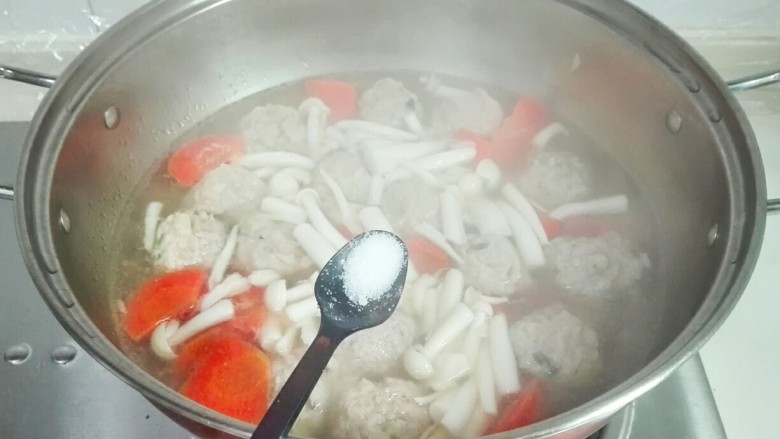 厨房挑战+荤菜+海鲜菇歪刀块胡萝卜汆汤团子。,放半小勺盐
