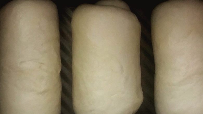 牛奶吐司,烤箱预热180度,烤38分钟(10几分钟时看看上色够了,记得盖上锡纸,否则吐司顶部会焦了)
