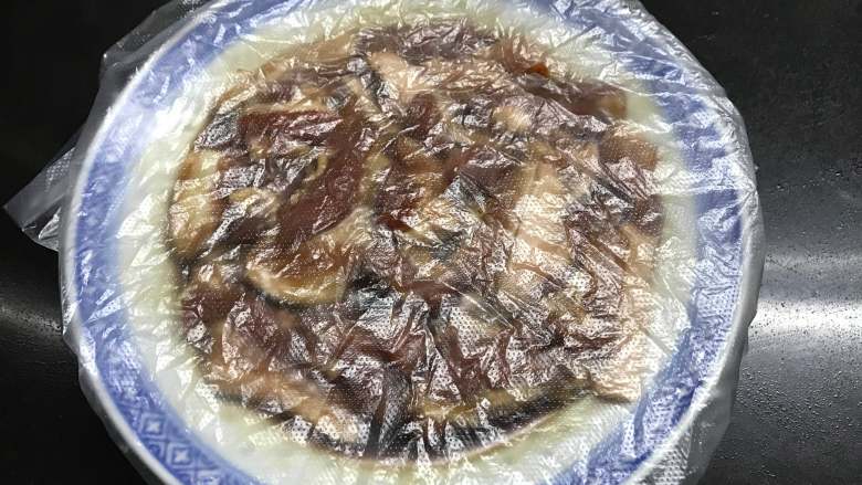 #厨房挑战# 荤菜 小米粉蒸肉,用保鲜膜包上放冰箱冷藏一晚。
