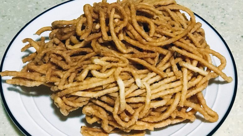 浅湘食光&怀旧油茶,炸至金黄后沥干油,炸好的面重庆叫馓子