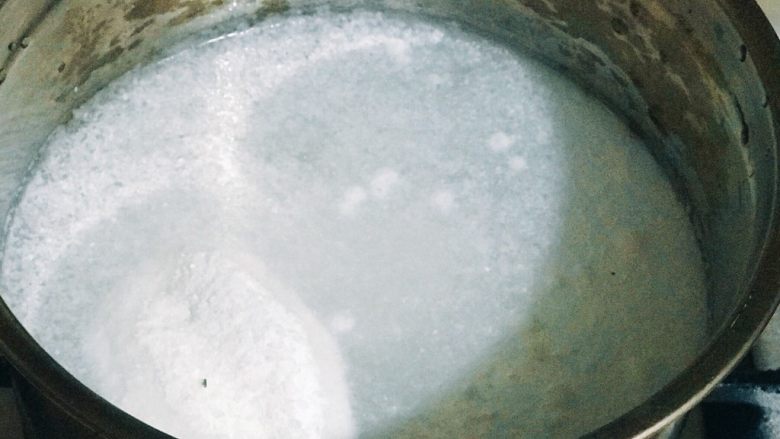 浅湘食光&怀旧油茶,冷水中倒入米粉末,大火煮