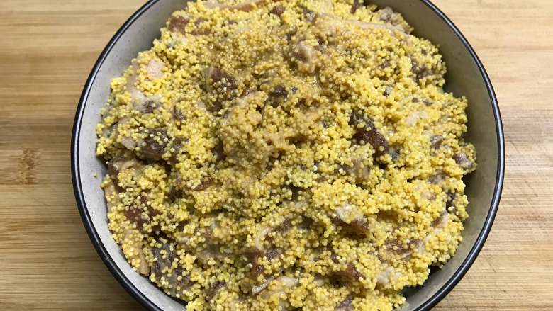 #厨房挑战# 荤菜 小米粉蒸肉,把裹上小米的肉片放在山药上。