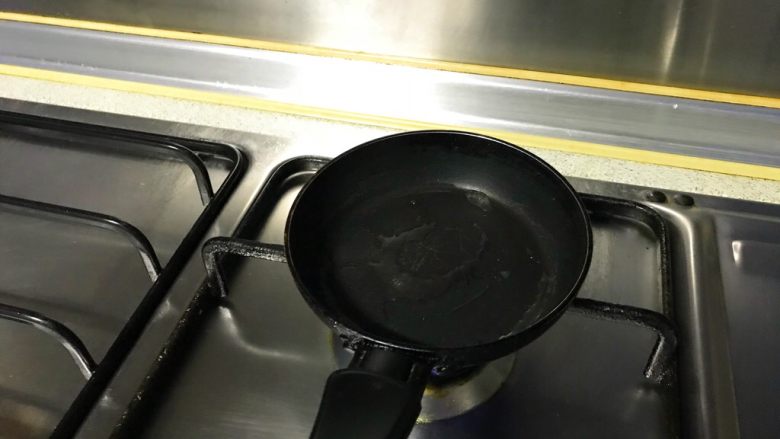 简易吐司披萨,小锅加热,滴几滴油。