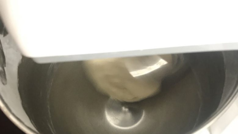 奶香豆沙小餐包,把所有食材放入厨师机捅里,二档揉成面团后转五档