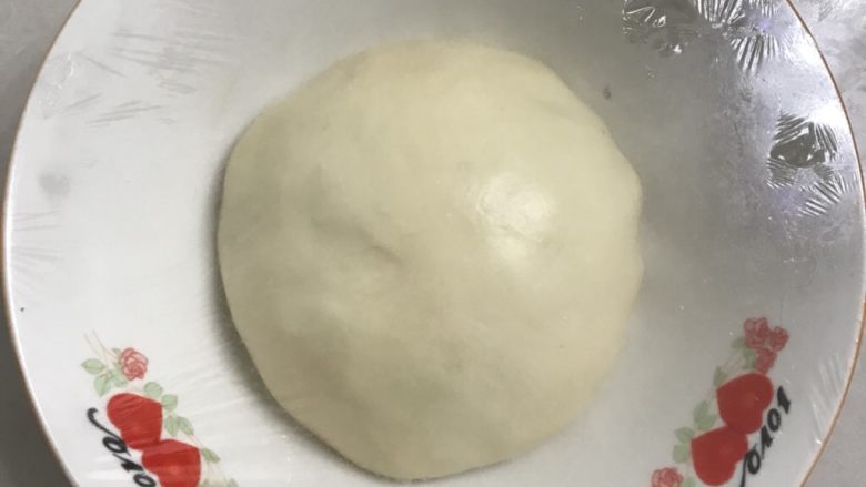 奶香豆沙小餐包,拿出来整圆放在大碗里,盖上保鲜膜