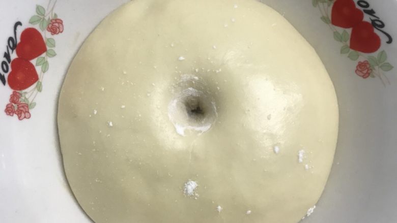 奶香豆沙小餐包,放进发酵箱,温度调节在27度,进行一发,用手指沾面粉戳洞洞口不回缩不塌陷为好