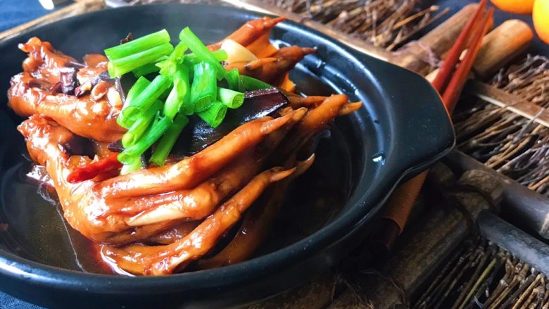 鲍汁烩鸭掌,是不是很🈶️食欲?是不是觉得出自酒店大厨的手艺啊?按照这个菜谱做,你也可以哦……