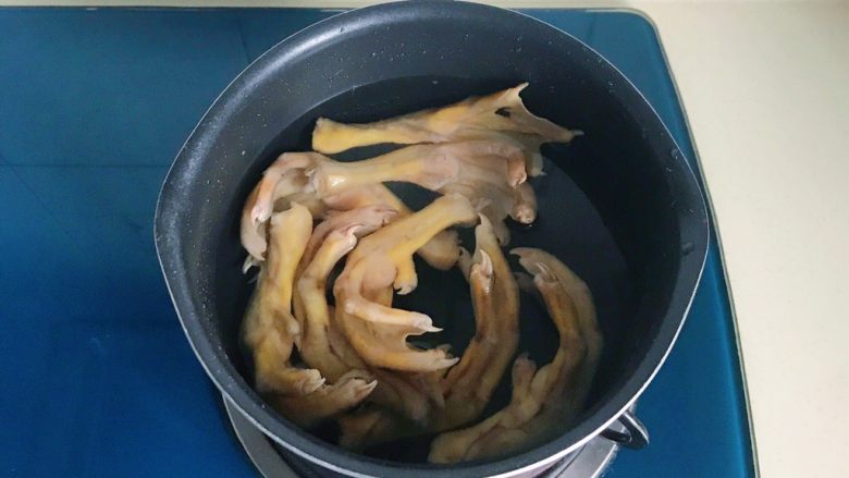 鲍汁烩鸭掌,把鸭掌放入锅中,锅里放水,水位以淹没过鸭掌为准