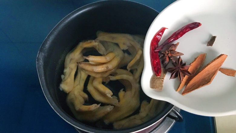 鲍汁烩鸭掌,把香料倒入锅内