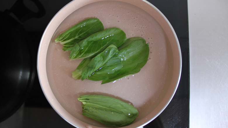 胡萝卜蛋饼(适合11个月龄以上宝宝),油菜取叶用开水汆烫去除草酸