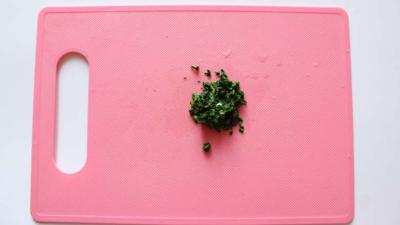 胡萝卜蛋饼(适合11个月龄以上宝宝),汆烫好的油菜叶切成菜末