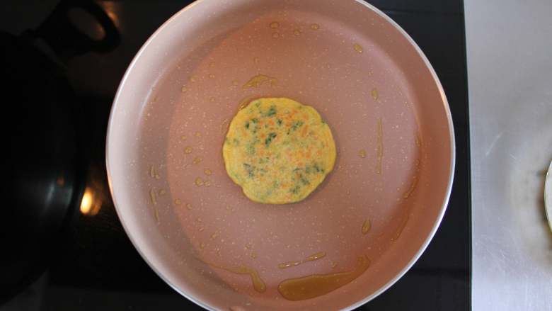 胡萝卜蛋饼(适合11个月龄以上宝宝),煎至两面金黄即可