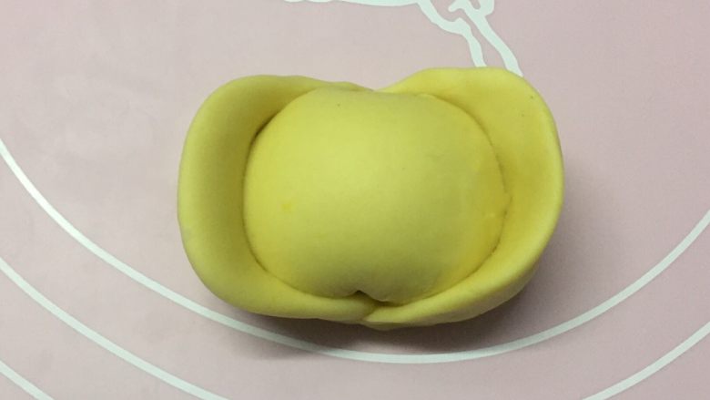 元宝馒头,稍加整理一下,一个漂亮的元宝馒头做好啦。