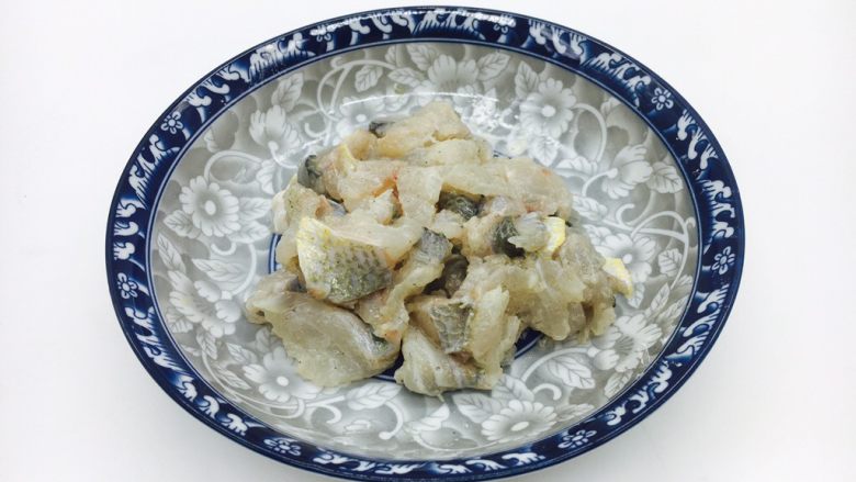 鱼片杂蔬粥,鱼片里放入少许的<a style='color:red;display:inline-block;' href='/shicai/ 134296'>白胡椒粉</a>、1小勺料酒、少许的盐、1小勺淀粉,把它们抓匀。