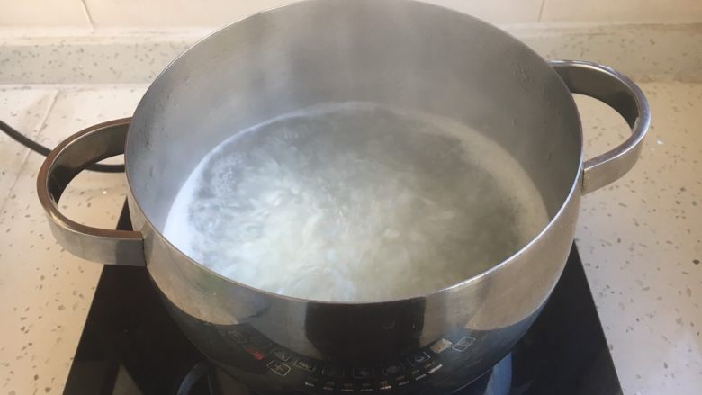 鱼片杂蔬粥,将米大火煮开,小火煮20分钟。