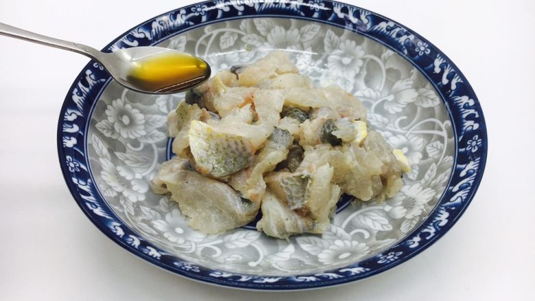 鱼片杂蔬粥,放入1小勺的<a style='color:red;display:inline-block;' href='/shicai/ 847'>香油</a>,再次抓匀。