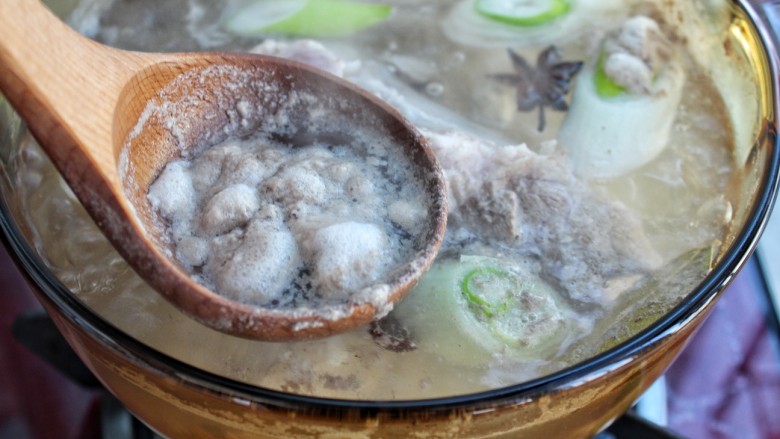 东北酸菜猪肉炖粉条,大火煮开后捞去浮沫,然后改小火炖煮半个小时
