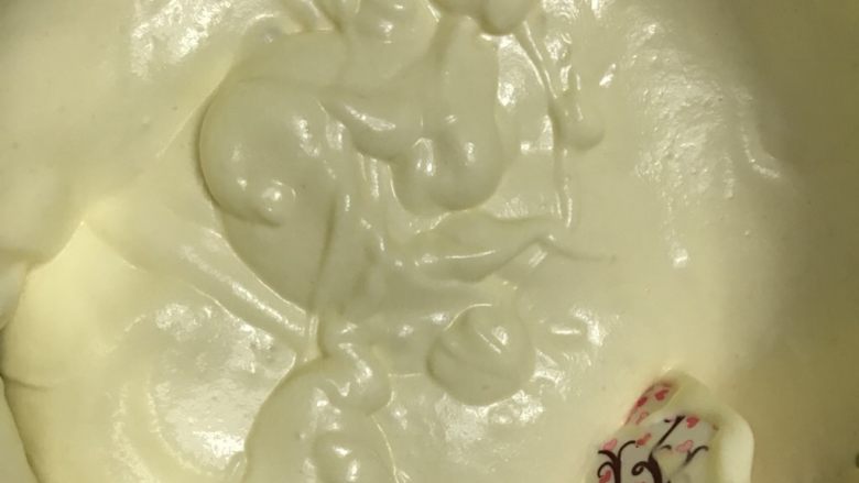 牛奶戚风~UKOEO风炉制作,倒入剩下的蛋白霜,和蛋黄糊快速切拌均匀。详细手法看小贴士。